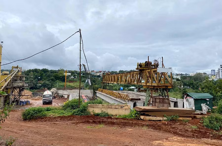 Thi công hạng mục cầu Nguyễn Văn Linh (thuộc Dự án đường Nguyễn Văn Linh, đoạn từ đường Trường Chinh đến đường Lê Thánh Tôn, TP. Pleiku). Ảnh: H.D
