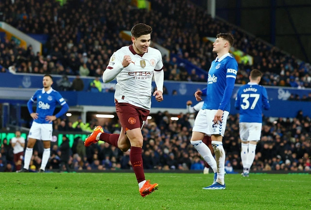 ... Julian Alvarez ghi bàn cho Man City từ chấm phạt đền ... Julian Alvarez ghi bàn cho Man City từ chấm phạt đền