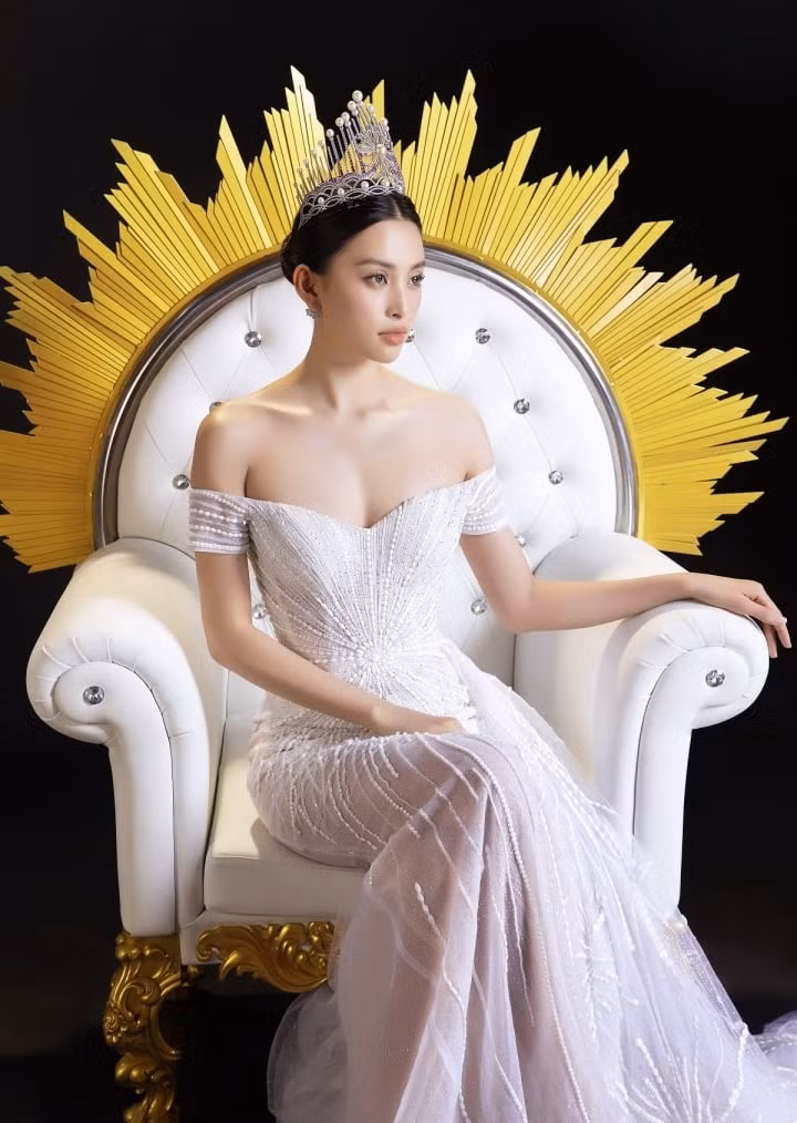 Bộ đầm có thiết kế ôm sát giúp Tiểu Vy tôn lên những đường cong quyến rũ.