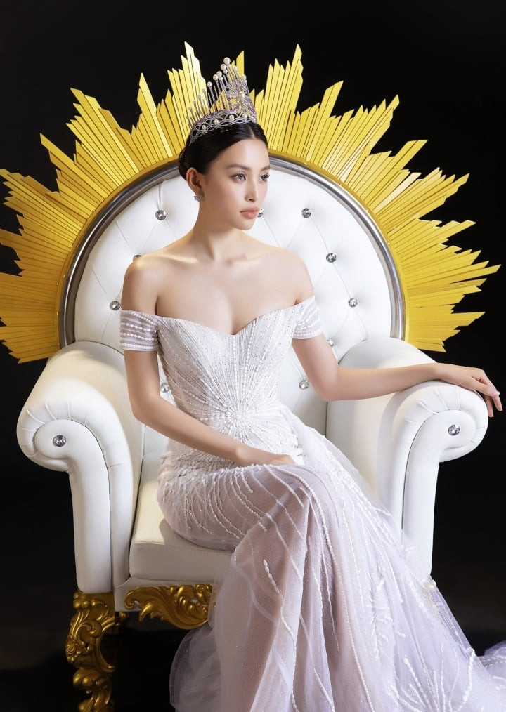 Bộ đầm có thiết kế ôm sát giúp Tiểu Vy tôn lên những đường cong quyến rũ. Bộ đầm có thiết kế ôm sát giúp Tiểu Vy tôn lên những đường cong quyến rũ.