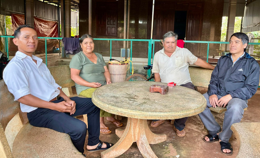 Ông Ơl (thứ 2 từ phải qua) thảnh thơi trò chuyện về quá trình phát triển kinh tế của gia đình. Ảnh: Nhật Hào Ông Ơl (thứ 2 từ phải qua) thảnh thơi trò chuyện về quá trình phát triển kinh tế của gia đình. Ảnh: Nhật Hào