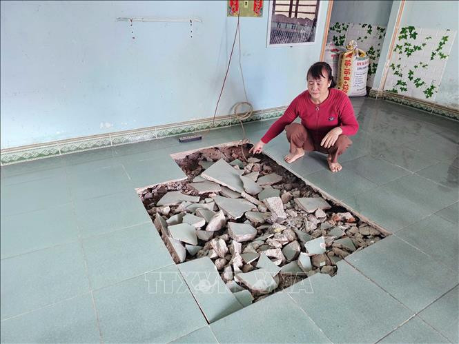 Sụt lún sàn nhà của hộ gia đình bà Phạm Thị Cài, ở thôn Phú Hưng, xã Quảng Phú.