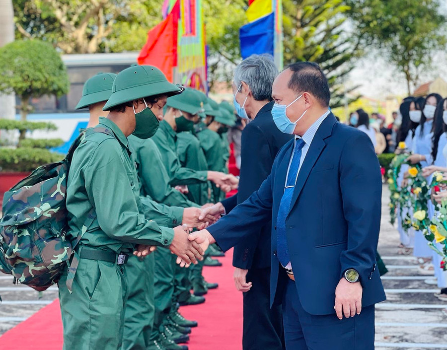 Đồng chí Rah Lan Chung-Phó Bí thư Tỉnh ủy, Trưởng ban Nội chính Tỉnh ủy động viên các tân binh lên đường nhập ngũ. Ảnh: Trần Dung Đồng chí Rah Lan Chung-Phó Bí thư Tỉnh ủy, Trưởng ban Nội chính Tỉnh ủy động viên các tân binh lên đường nhập ngũ. Ảnh: Trần Dung
