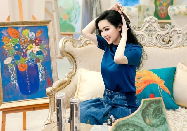 Chiếc váy jean màu xanh và chiếc áo cùng tông khiến người đẹp vốn đã bước vào hàng ngũ của U60 trẻ trung hơn tuổi thực đến gần 30 tuổi. Ảnh FACEBOOK NV