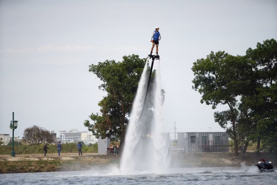 Sản phẩm du lịch mới trên sông Hàn hi vọng sẽ góp phần giúp TP Đà Nẵng thu hút du khách vào mùa cao điểm du lịch sắp tới. Sản phẩm du lịch mới trên sông Hàn hi vọng sẽ góp phần giúp TP Đà Nẵng thu hút du khách vào mùa cao điểm du lịch sắp tới.