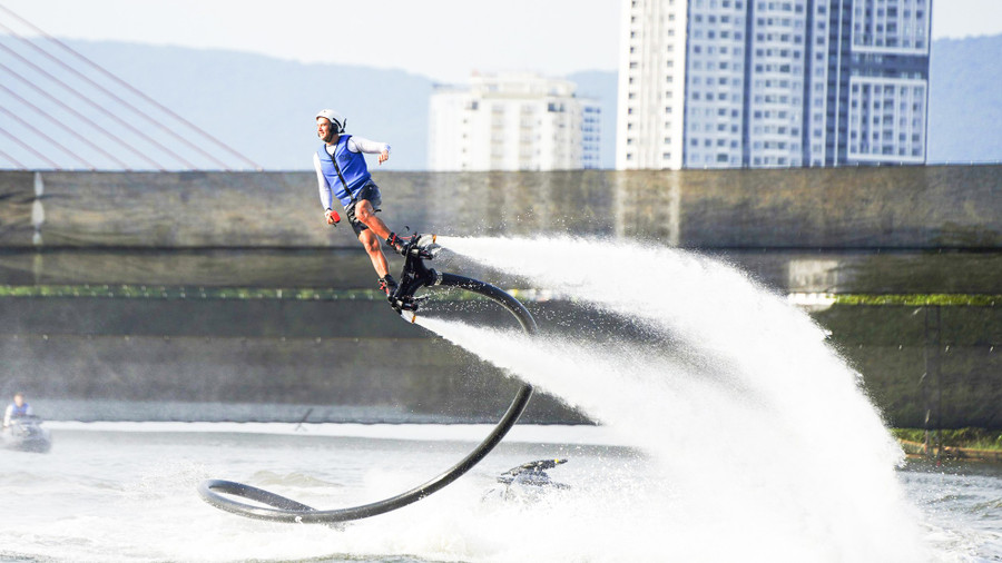 Đội hình biểu diễn jetski và flyboard đến từ Australia. Để thực hiện các động tác đứng thăng bằng, nhào lộn, bay lượn trên không các VĐV đã phải mất rất nhiều thời gian để tập luyện. Ảnh: Nguyễn Thành.