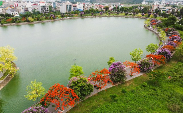 Con đường ngập tràn sắc hoa chạy quanh công viên hồ Đồng Chiệc (TP Thanh Hóa) được giới trẻ ví đẹp như xứ sở Hàn Quốc. Con đường ngập tràn sắc hoa chạy quanh công viên hồ Đồng Chiệc (TP Thanh Hóa) được giới trẻ ví đẹp như xứ sở Hàn Quốc.