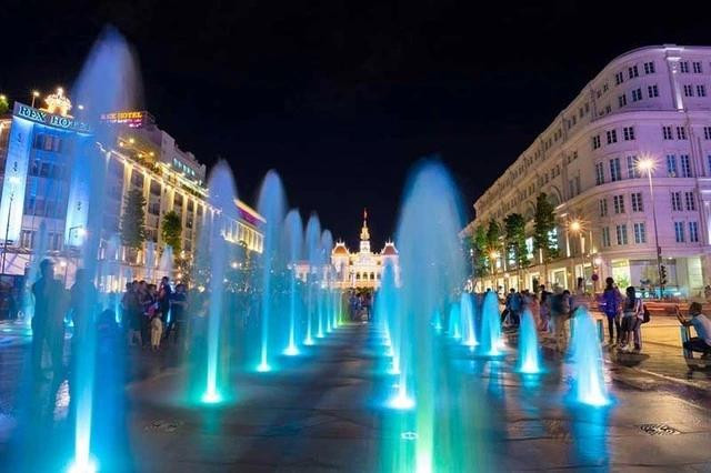 Phố đi bộ Nguyễn Huệ lung linh về đêm. ẢNH: NHÃ THANH