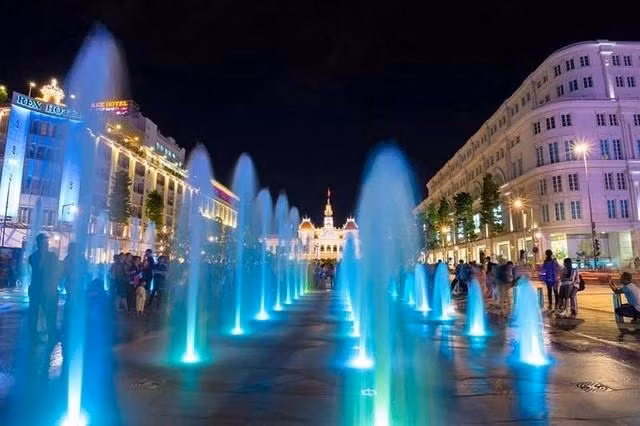 Phố đi bộ Nguyễn Huệ lung linh về đêm. ẢNH: NHÃ THANH