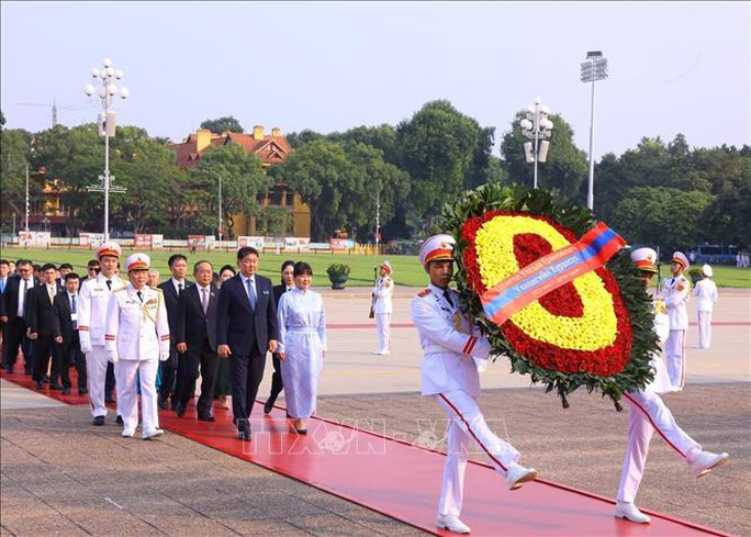 Tổng thống Mông Cổ Ukhnaagiin Khurelsukh và Phu nhân đặt vòng hoa và vào Lăng viếng Chủ tịch Hồ Chí Minh. Ảnh: TTXVN