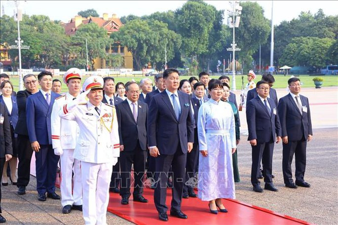 Tổng thống Mông Cổ vào Lăng viếng Chủ tịch Hồ Chí Minh - Ảnh 3. Tổng thống Mông Cổ Ukhnaagiin Khurelsukh và Phu nhân tưởng niệm Chủ tịch Hồ Chí Minh. Ảnh: TTXVN