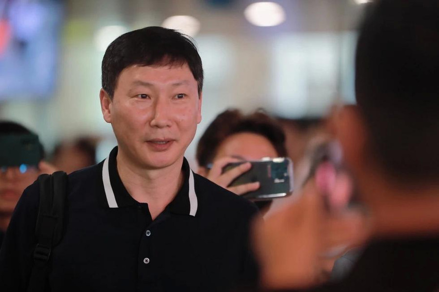 HLV Kim Sang-sik ở sân bay Nội Bài trưa 5.5. Ông Kim Sang-sik cũng bày tỏ hy vọng với những nét tương đồng về văn hóa và mối quan hệ tốt đẹp giữa hai quốc gia Việt Nam và Hàn Quốc, ông sẽ nhận được sự cổ vũ của người hâm mộ Việt Nam, sự ủng hộ của truyền thông báo chí, qua đó tạo thêm động lực để ông vững tâm đảm nhiệm trọng trách của một HLV trưởng và gặt hái được những thành công trong cương vị mới, qua đó đóng góp cho sự phát triển của bóng đá Việt Nam. Ảnh: Hồng Nam HLV Kim Sang-sik ở sân bay Nội Bài trưa 5.5. Ông Kim Sang-sik cũng bày tỏ hy vọng với những nét tương đồng về văn hóa và mối quan hệ tốt đẹp giữa hai quốc gia Việt Nam và Hàn Quốc, ông sẽ nhận được sự cổ vũ của người hâm mộ Việt Nam, sự ủng hộ của truyền thông báo chí, qua đó tạo thêm động lực để ông vững tâm đảm nhiệm trọng trách của một HLV trưởng và gặt hái được những thành công trong cương vị mới, qua đó đóng góp cho sự phát triển của bóng đá Việt Nam. Ảnh: Hồng Nam