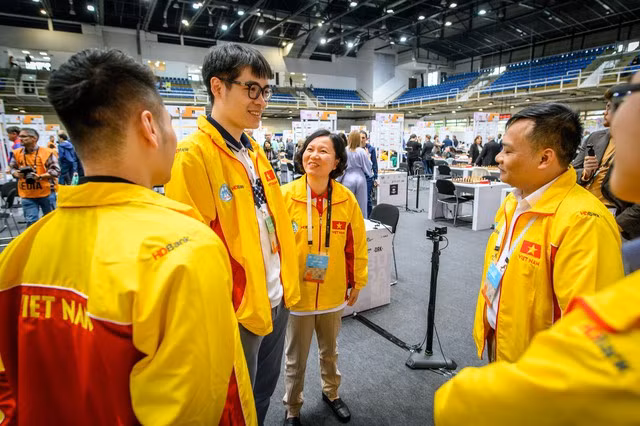 Tuyển Việt Nam phấn khởi với kết quả hòa Trung Quốc, vươn lên nhì bảng. Tuyển Việt Nam phấn khởi với kết quả hòa Trung Quốc, vươn lên nhì bảng.