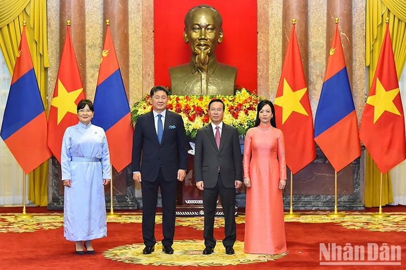 Chủ tịch nước Võ Văn Thưởng và Phu nhân cùng Tổng thống Mông Cổ Ukhnaagiin Khurelsukh và Phu nhân chụp ảnh chung. (Ảnh: Thủy Nguyên) Chủ tịch nước Võ Văn Thưởng và Phu nhân cùng Tổng thống Mông Cổ Ukhnaagiin Khurelsukh và Phu nhân chụp ảnh chung. (Ảnh: Thủy Nguyên)