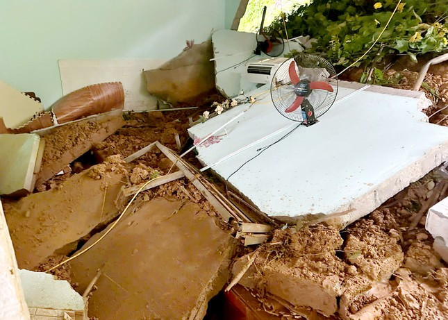 Hiện trường vụ sạt lở đất làm đổ sập tường nhà tại thị trấn Vĩnh Tuy khiến 2 người bị thương. Ảnh: NDCC. Hiện trường vụ sạt lở đất làm đổ sập tường nhà tại thị trấn Vĩnh Tuy khiến 2 người bị thương. Ảnh: NDCC.
