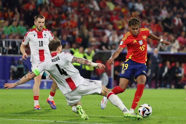 Lamine Yamal liên tục làm khổ các hậu vệ Georgia. Lamine Yamal liên tục làm khổ các hậu vệ Georgia.