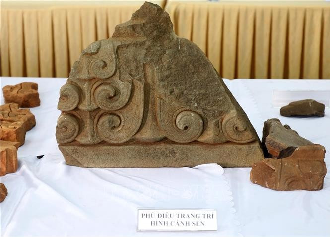Hiện vật đá khi khai quật phế tích tháp Đại Hữu (Bình Định). (Ảnh: Lê Phước Ngọc/TTXVN)
