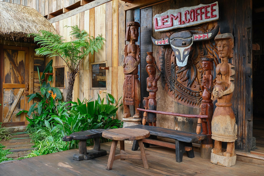 Vật liệu gỗ chủ đạo tạo nên không gian ấm cúng tại Lem coffee. Ảnh: Bi Ly