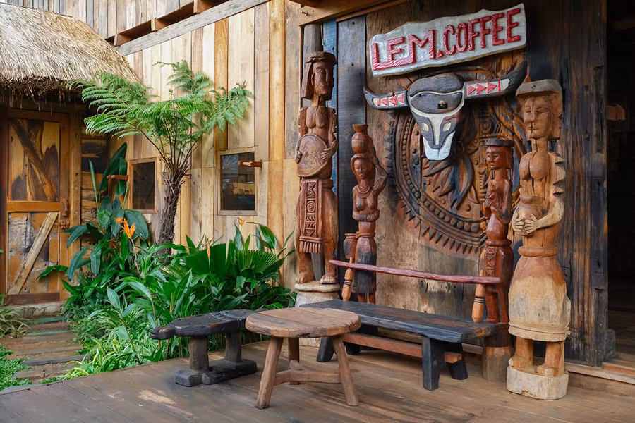 Vật liệu gỗ chủ đạo tạo nên không gian ấm cúng tại Lem coffee. Ảnh: Bi Ly