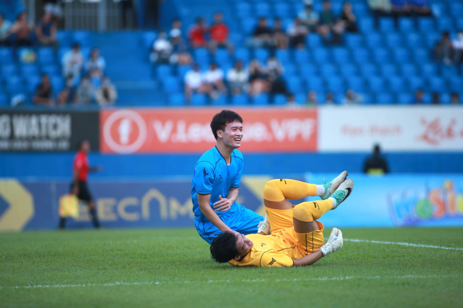 Khoảnh khắc Hoàng Đức cười tít mắt khi sút tung lưới Quế Ngọc Hải. Ảnh Khang Nguyên Khoảnh khắc Hoàng Đức cười tít mắt khi sút tung lưới Quế Ngọc Hải. Ảnh Khang Nguyên