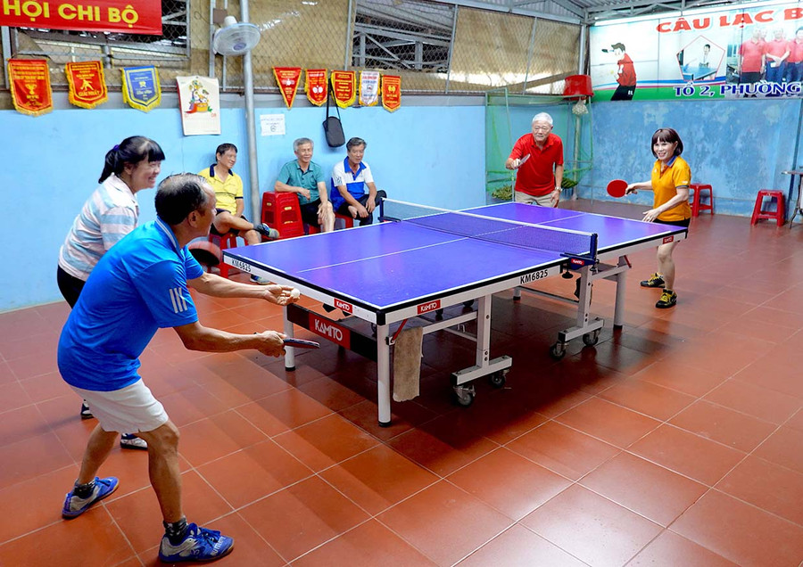 Các thành viên CLB Bóng bàn tổ dân phố 2 (phường Hoa Lư) tập luyện tại hội trường tổ dân phố. Ảnh: H.T Các thành viên CLB Bóng bàn tổ dân phố 2 (phường Hoa Lư) tập luyện tại hội trường tổ dân phố. Ảnh: H.T