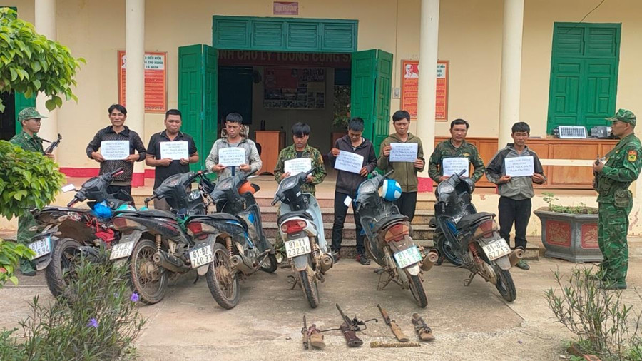 - Các đối tượng dùng súng săn bắn thú rừng trái phép bị Đồn Biên phòng Ia Mơ, BĐBP Gia Lai phát hiện, bắt giữ ngày 4/7/2023. Ảnh: Thái Kim Nga