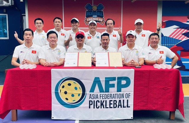 Liên đoàn Pickleball châu Á (AFP) trao quyền tổ chức giải AOPC cho CLB Pickleball And Friends VN. Ảnh: TRUNG HỒ
