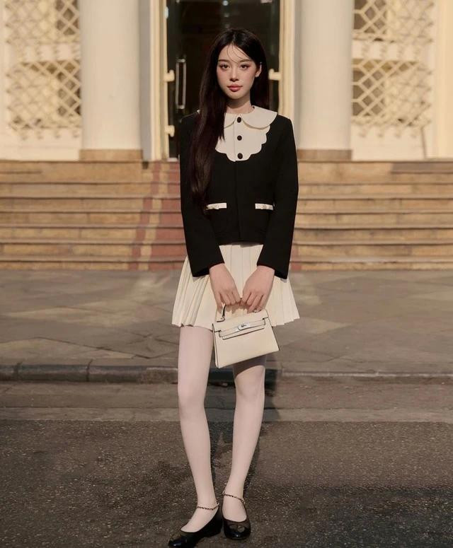 Áo blouse cổ bèo là biểu tượng của sự thanh lịch và nữ tính như bông hoa tuyết trắng trong những ngày cuối đông. Dáng áo không quá cầu kỳ nhưng mỗi đường nét đều chứa đựng sự tinh tế, từ đường cắt sóng ở ngực cho tới những chiếc nơ thủ công tinh xảo đính ở phần túi tạo nên điểm nhấn đặc biệt. Sử dụng chất liệu đứng phom, kiểu áo này dễ dàng phối hợp với nhiều món đồ khác nhau và mang đến những nét đẹp riêng biệt cho nàng. Đặc biệt khi phối cùng chân váy ngắn và giày búp bê da bóng đã giúp người mặc hoàn thiện nét xinh yêu, yểu điệu