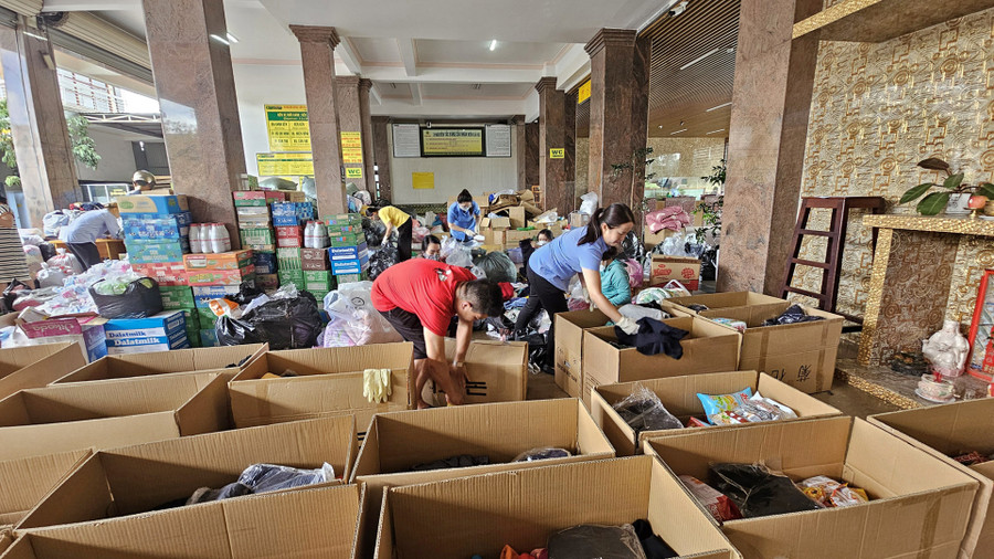 Người dân Lâm Đồng phân loại hàng hoá, đóng gói chuyển ra cho đồng bào khó khăn vùng lũ. Ảnh: PV Người dân Lâm Đồng phân loại hàng hoá, đóng gói chuyển ra cho đồng bào khó khăn vùng lũ. Ảnh: PV