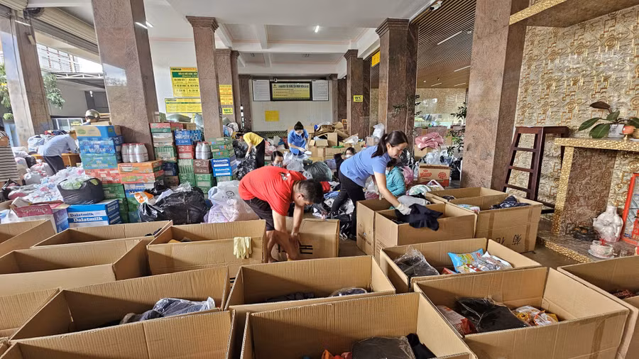 Người dân Lâm Đồng phân loại hàng hoá, đóng gói chuyển ra cho đồng bào khó khăn vùng lũ. Ảnh: PV