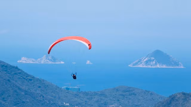 Có ba nội dung thi đấu tại giải dù lượn, diễn ra tại điểm bay dù lượn Hòn Én (thôn Đắc Lộc, xã Vĩnh Phương, TP.Nha Trang), thời gian trong 2 ngày 17 và 18.6.2023.