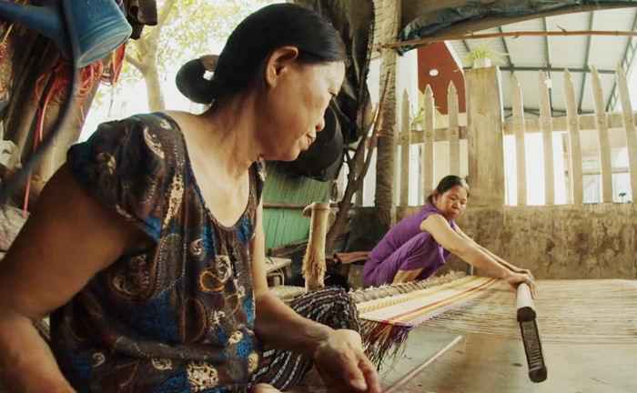 Bà Thông cùng người bạn dệt chiếu. Bà Thông cùng người bạn dệt chiếu.