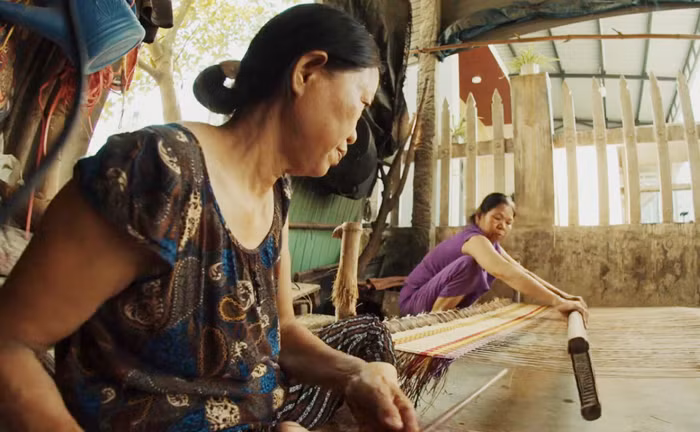 Bà Thông cùng người bạn dệt chiếu.