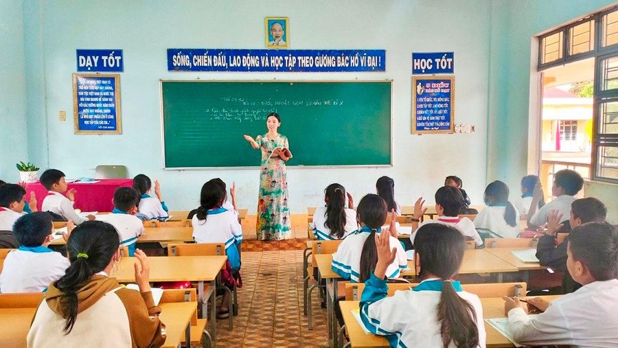 Cô và trò Trường THCS Nguyễn Văn Cừ trong một giờ học. Ảnh: H.D Cô và trò Trường THCS Nguyễn Văn Cừ trong một giờ học. Ảnh: H.D