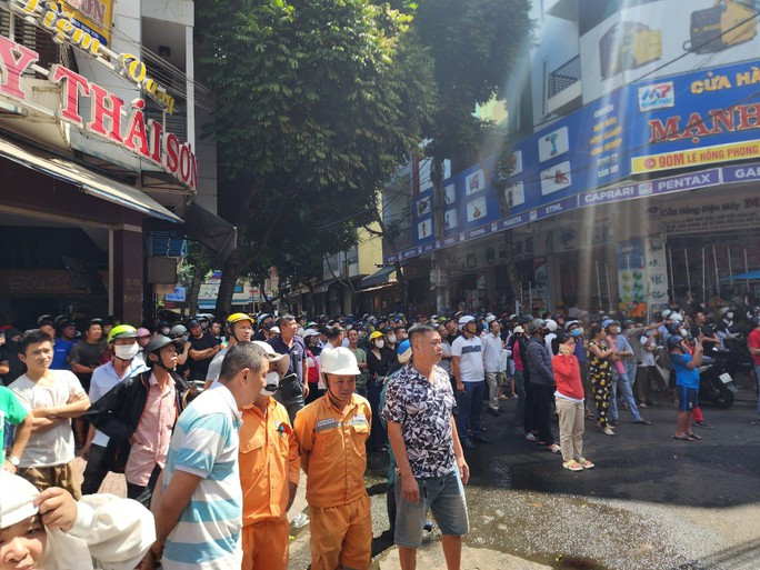 CLIP: Đang cháy lớn ở Buôn Ma Thuột, Phó Giám đốc Công an Đắk Lắk đến ngay hiện trường - Ảnh 4.