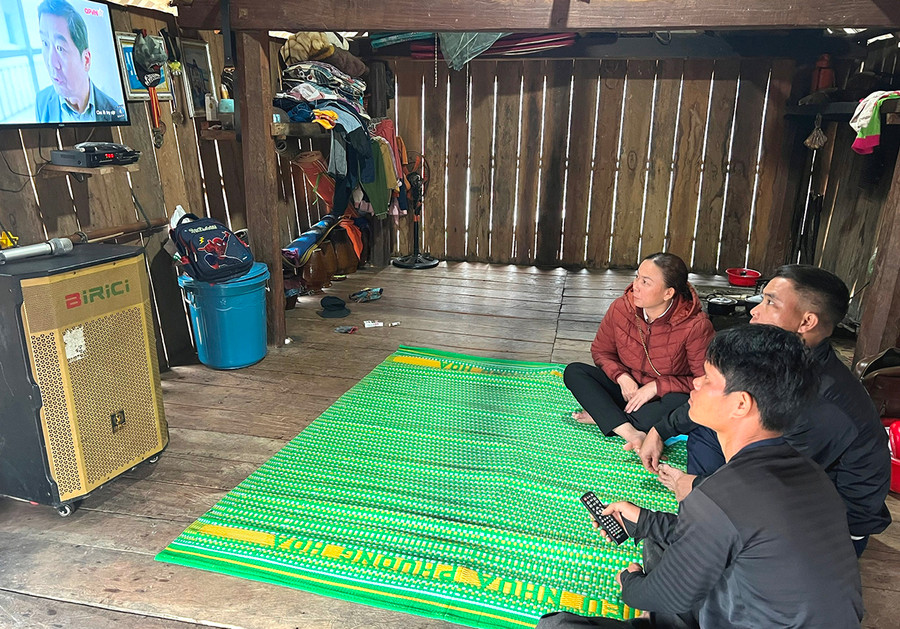 Nhiều hộ dân làng Pốt chủ động tiếp cận thông tin từ các phương tiện nghe nhìn. Ảnh: Đinh Yến