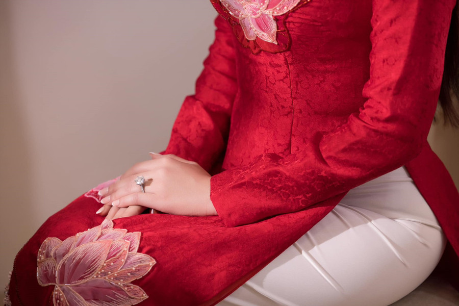 Chiếc nhẫn kim cương lớn nổi bật trên ngón áp út. Ảnh: Facebook Ngọc Hân Chiếc nhẫn kim cương lớn nổi bật trên ngón áp út. Ảnh: Facebook Ngọc Hân