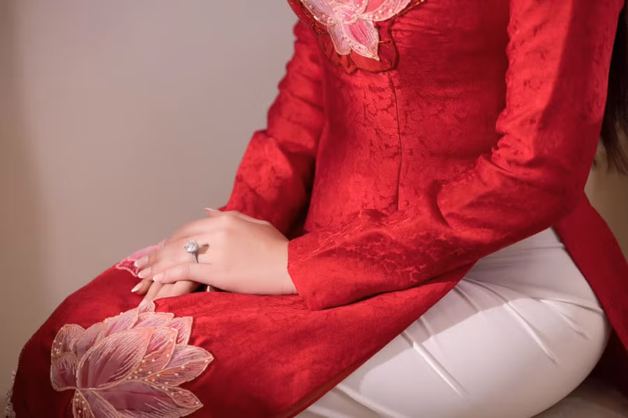 Chiếc nhẫn kim cương lớn nổi bật trên ngón áp út. Ảnh: Facebook Ngọc Hân