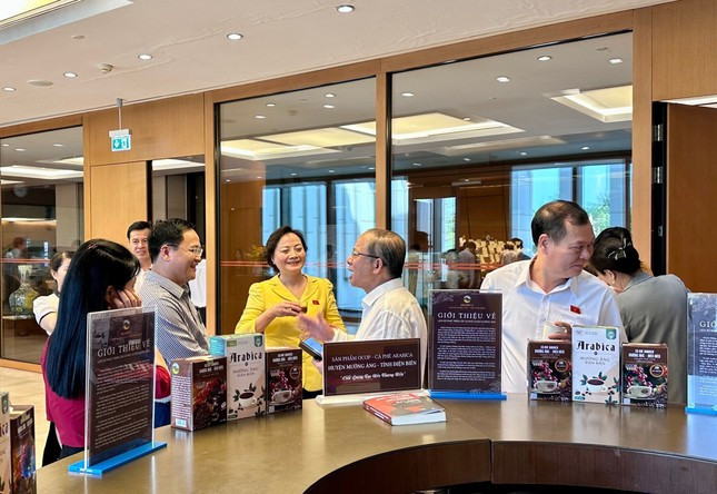Đại biểu thưởng thức cà phê Mường Ảng trong giờ giải lao bên hành lang Quốc hội.