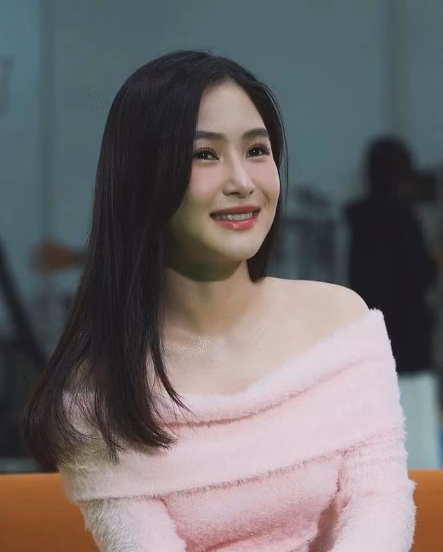 Hương Tràm vui mừng khi MV Ngốc cán mốc 100 triệu lượt xem sau 8 năm ra mắt. Ảnh FBNV Hương Tràm vui mừng khi MV Ngốc cán mốc 100 triệu lượt xem sau 8 năm ra mắt. Ảnh FBNV