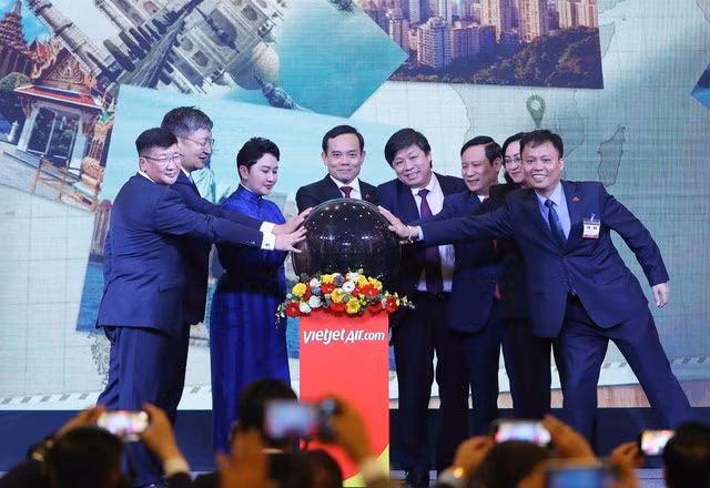 Phó Thủ tướng Trần Lưu Quang và các đại biểu dự lễ công bố đường bay thẳng giữa TP. Nha Trang với Thủ đô Ulan Bator - đường bay sẽ góp phần tạo thuận lợi, thúc đẩy hợp tác đầu tư, du lịch, giao lưu văn hóa, giáo dục giữa hai quốc gia, hai dân tộc - Ảnh: VGP/Nhật Bắc