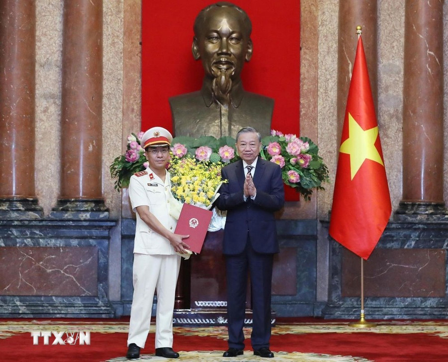 Tổng Bí thư, Chủ tịch nước Tô Lâm trao quyết định bổ nhiệm đồng chí Hồ Đức Anh giữ chức Phó Viện trưởng Viện Kiểm sát nhân dân tối cao. (Ảnh: Lâm Khánh/TTXVN) Tổng Bí thư, Chủ tịch nước Tô Lâm trao quyết định bổ nhiệm đồng chí Hồ Đức Anh giữ chức Phó Viện trưởng Viện Kiểm sát nhân dân tối cao. (Ảnh: Lâm Khánh/TTXVN)