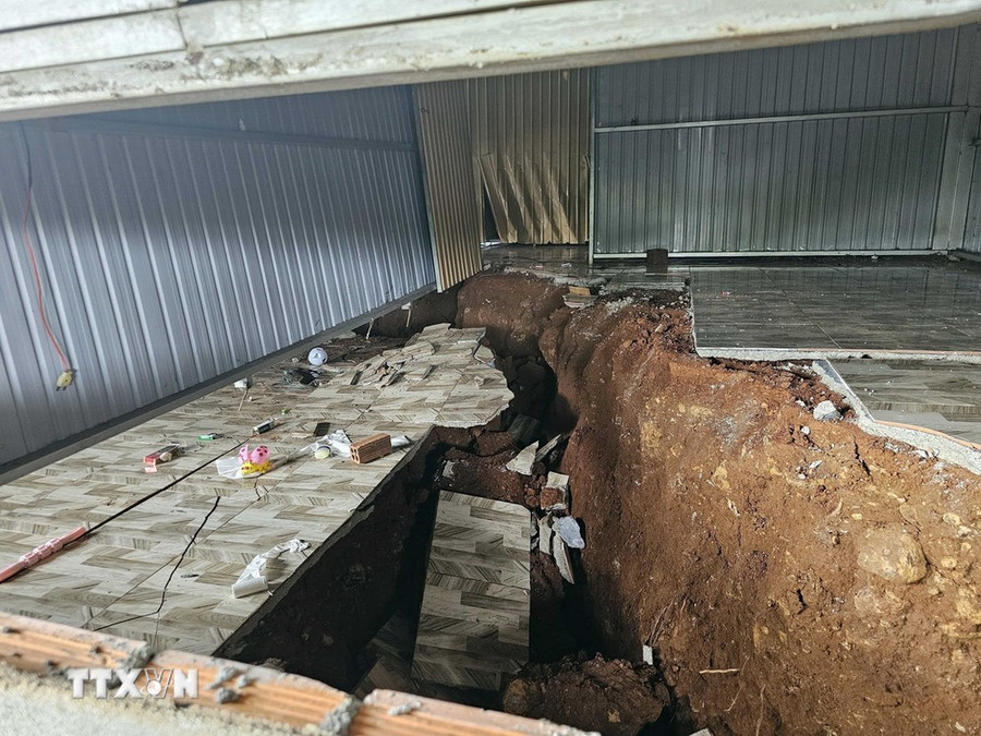 Tình trạng sụt lún diễn ra nghiêm trọng với tốc độ khá nhanh. (Ảnh: Hưng Thịnh/TTXVN) Tình trạng sụt lún diễn ra nghiêm trọng với tốc độ khá nhanh. (Ảnh: Hưng Thịnh/TTXVN)