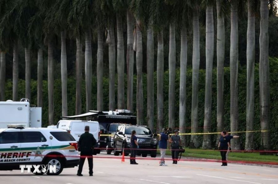 Cảnh sát phong tỏa bên ngoài sân golf ở West Palm Beach, bang Florida, nơi xảy ra vụ nổ súng nhằm vào cựu Tổng thống Mỹ Donald Trump, ngày 15/9/2024. (Ảnh: Reuters/TTXVN) Cảnh sát phong tỏa bên ngoài sân golf ở West Palm Beach, bang Florida, nơi xảy ra vụ nổ súng nhằm vào cựu Tổng thống Mỹ Donald Trump, ngày 15/9/2024. (Ảnh: Reuters/TTXVN)