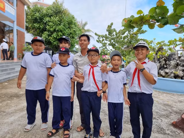 Thầy giáo Nguyễn Hữu Phú và các học sinh ở đảo Song Tử Tây. Ảnh: V.T