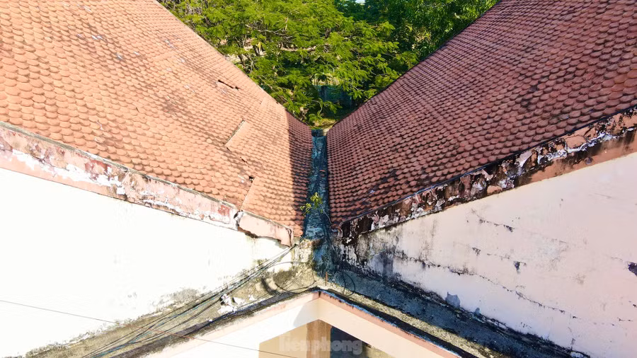 Mái nhà khu trưng bày vật dụng di tích Ngục Kon Tum bị nứt nẻ. Mái nhà khu trưng bày vật dụng di tích Ngục Kon Tum bị nứt nẻ.