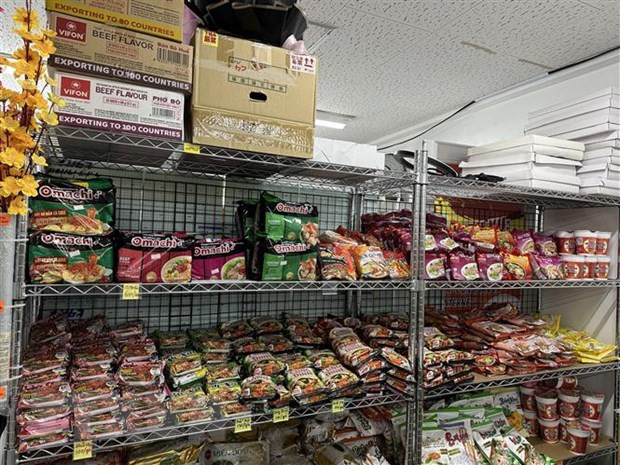 Mỳ ăn liển sản xuất tại Việt Nam chất đầy các kệ hàng tại một cửa hàng thực phẩm ở thủ đô Tokyo. (Ảnh: Nguyễn Tuyến/TTXVN)