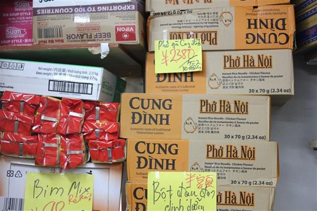 Một thùng phở gà Cung Đình được một cửa hàng thực phẩm ghi giá bán 2.380 yen/thùng (khoảng 399.000 đồng). (Ảnh: Phạm Tuân/TTXVN)