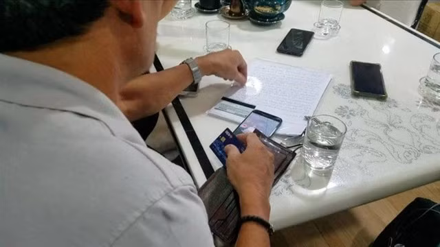 Người đàn ông trình báo cơ quan chức năng về việc mình bị người tự xưng "cán bộ thuế" thực hiện hành vi lừa đảo (Ảnh minh họa)