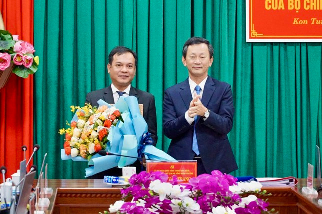 Bí Thư Tỉnh ủy Kon Tum tặng hoa chúc mừng Tân Phó Bí thư Tỉnh ủy U Huấn. Bí Thư Tỉnh ủy Kon Tum tặng hoa chúc mừng Tân Phó Bí thư Tỉnh ủy U Huấn.